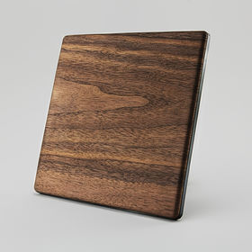 Matériau en bois véritable combiné à des caractéristiques en plastique.