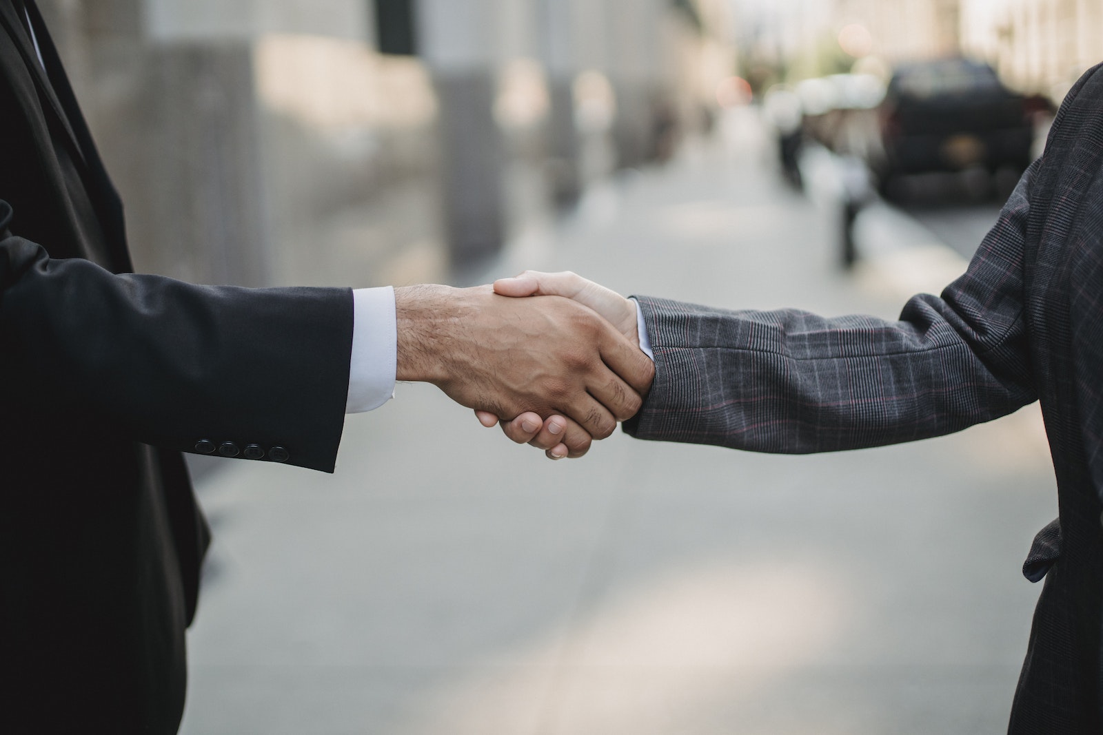 Close-up de gens d'affaires se serrant la main