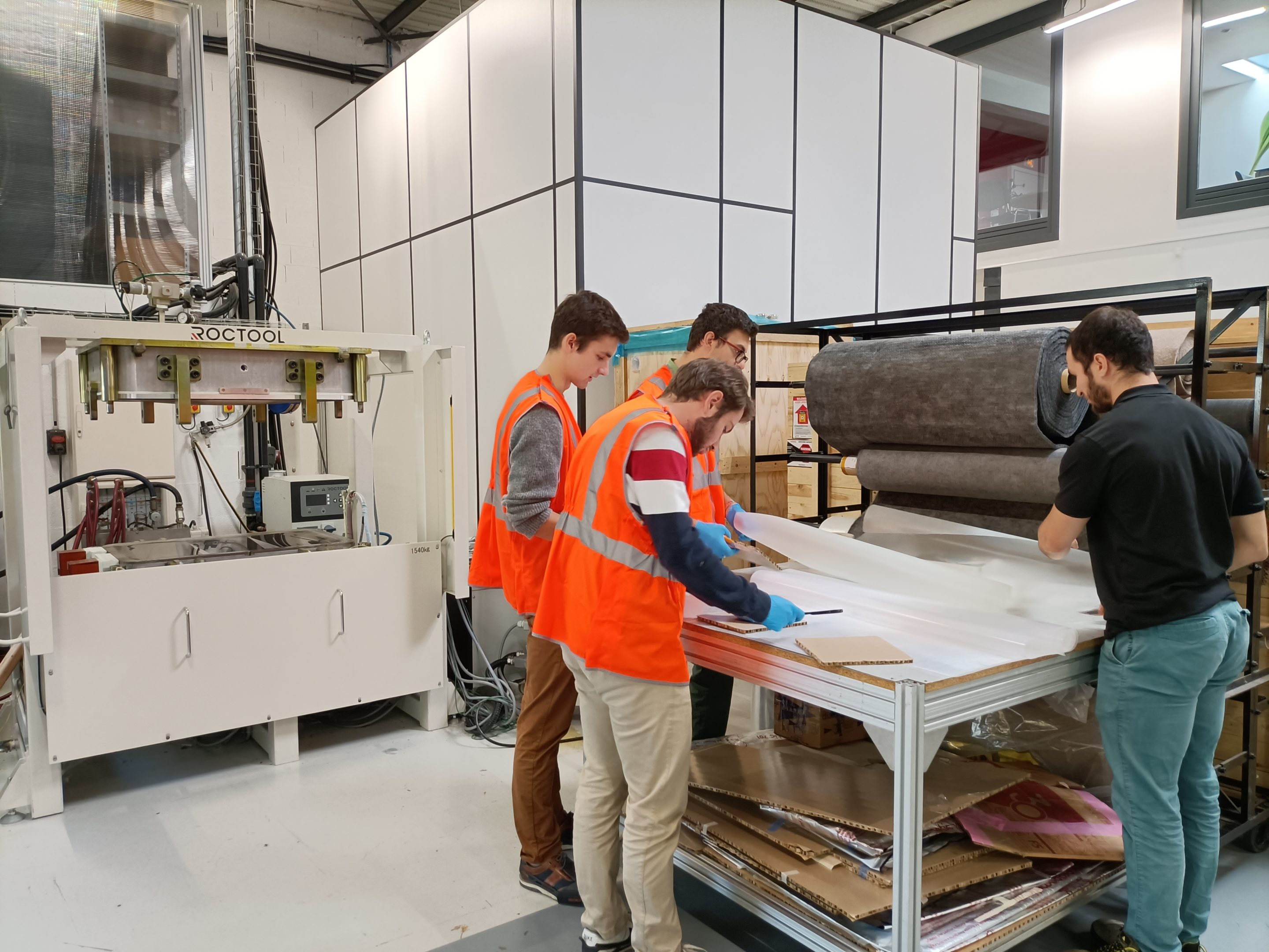 Engineering students from Mines school of Paris learning about Composite with Roctool